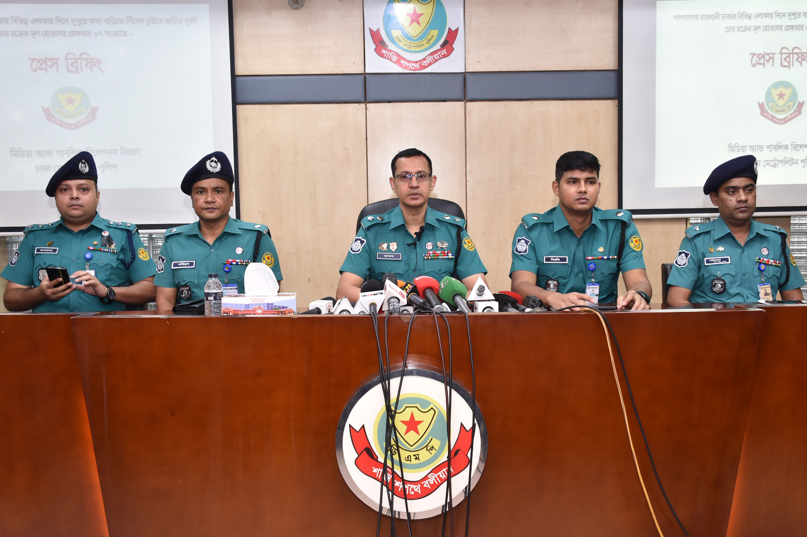 ফাকা বাসায় মূল্যবান জিনিস লুটে নিত চক্রটি