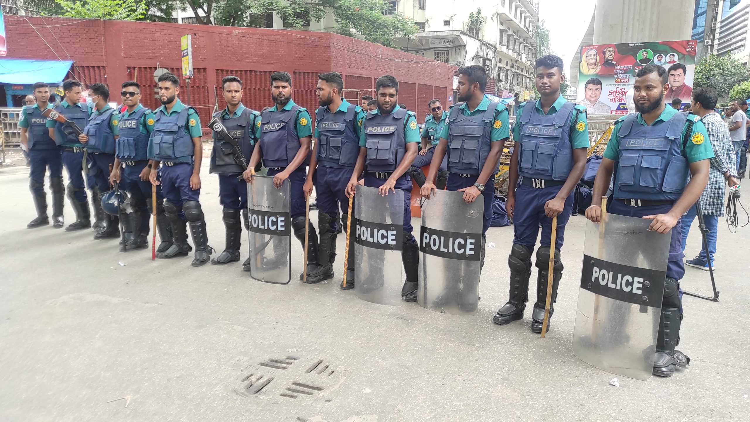 মোড়ে মোড়ে সতর্ক অবস্থানে পুলিশ