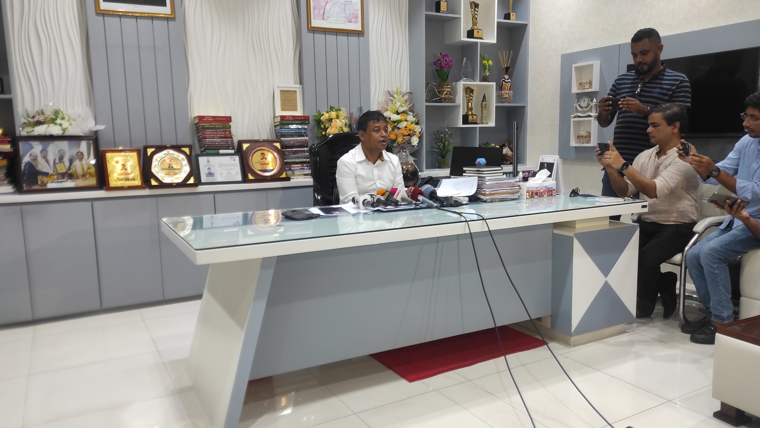 ১১ অস্ত্রের মধ্যে ৪টি উদ্ধার, ছাত্রদলের নেতারা এএফ রহমান হল দখল করতে চেয়েছিলঃ ডিবি প্রধান