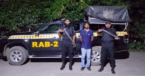 পলাতক কারাদণ্ডপ্রাপ্ত মাদক ও অস্ত্র ব্যবসায়ী গ্রেফতার