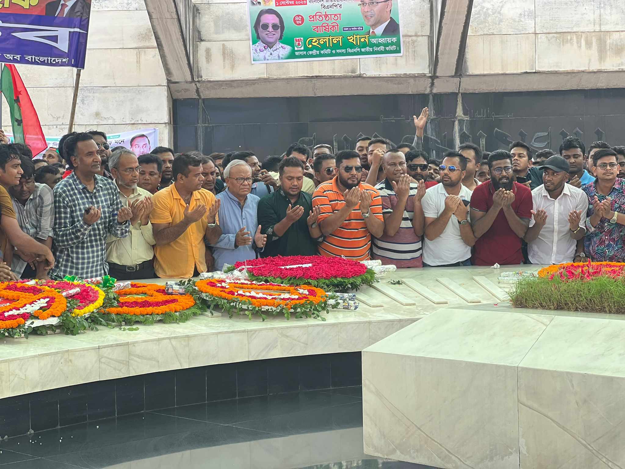 বিএনপি’র প্রতিষ্ঠাবার্ষিকীতে জিয়াউর রহমানের সমাধিতে ছাত্রদলের শ্রদ্ধাঞ্জলি